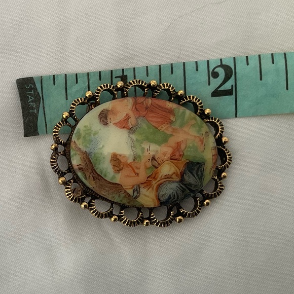 Vintage Cameo Brooch with Gold Accents - Picture 4 of 4